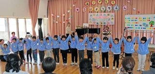 閉園を前に感謝の気持ちを込めて開いたイベントの最後にポーズを決める園児＝高砂市荒井町東本町