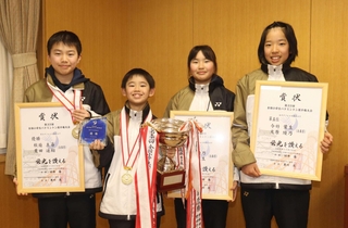 全国小学生選手権大会に出場した（左から）秋庭真尋さん、栗田遥翔さん、大原綾乃さん、今竹葉生さん＝加古川市役所