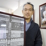 次男の十両昇進に笑顔を見せる父の大辻利紀さん＝加古川市加古川町篠原町