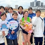 花束を手に笑顔を見せる籔下明音選手（中央）と加古川市女子のメンバーら＝加古川市の加古川河川敷マラソンコース（撮影・斎藤雅志）