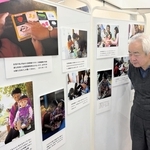 タイで図書館を運営する全盲の日本人女性、堀内佳美さんの活動を紹介する写真展＝加古川観光案内所