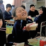 新米の「万葉の香」を頰張る児童たち＝天満東小学校