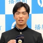 播磨町ふるさと賞を受けた播磨中３年の川上慧さん＝播磨町役場