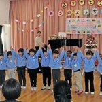 閉園を前に感謝の気持ちを込めて開いたイベントの最後にポーズを決める園児＝高砂市荒井町東本町