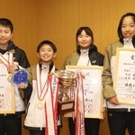 全国小学生選手権大会に出場した（左から）秋庭真尋さん、栗田遥翔さん、大原綾乃さん、今竹葉生さん＝加古川市役所