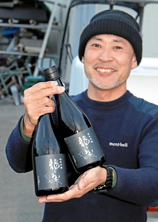 純米吟醸「龍をあむ」をＰＲする松村芳樹さん＝稲美町国安