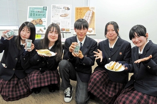 特産大麦の麦茶を使ったクリームパンとスコーンをアピールする県立農業高校の生徒たち＝東播磨県民局