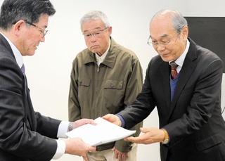 都倉達殊市長に計画を手渡す荒井駅周辺地区まちづくり協議会の渋谷一郎会長（右）ら＝高砂市役所
