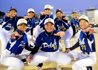 ソフトボールＵ１５日本代表に選出された寺園美空さん（前列中央）。「明石Ｐクラブ」のチームメートも激励した＝加古川市平岡町新在家