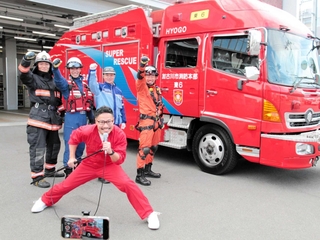 ヒゲパパさん（手前）と動画撮影する加古川市消防本部の隊員ら（同本部提供）
