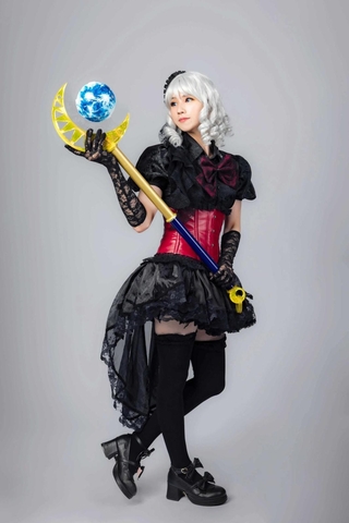 コスプレーヤーとしても活躍する桃井鈴さん。生徒向けの講話にこの衣装で登場したこともある