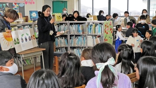 米田小の「図書室にもっと本をプロジェクト」の目標達成を記念した内覧会。地域の人が読み聞かせの様子を見学した＝高砂市米田町米田