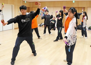 子どもや若者の居場所になればと結成した踊っこチーム。５月の「踊っこまつり」に向けて練習に励む＝高砂市曽根町