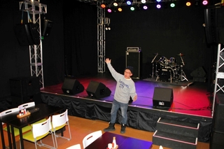 ライブと飲食が楽しめる「ライブキッチン　グラッツ」と谷口蘭太郎店長＝加古川市加古川町河原