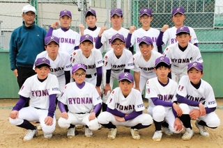全国大会に初めて出場する陵南中野球部員ら＝加古川市野口町水足