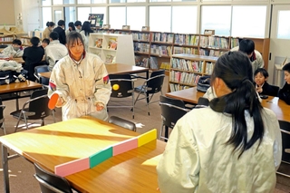 開放されている図書室で卓球、カードゲーム、読書と生徒たちが自由に楽しめる＝稲美北中学校