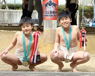 ３位入賞した兄の矢根百さんと優勝した矢根皐喜ちゃん（左）＝高砂市松陽１