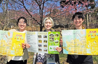 志方西の魅力を発信するマップを作った学生ら＝長楽寺