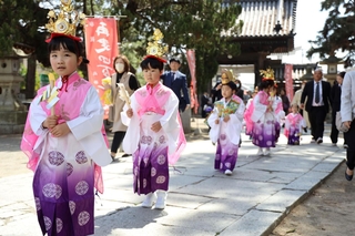 稚児装束に身を包んだ子どもが地域を練り歩いた＝高砂市高砂町東宮町