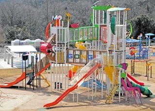 テーマは昆虫。すべり台などが楽しめる子ども向けの大型複合遊具＝権現総合公園