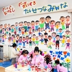 ２階ホールの壁に自画像やお気に入りの風景を描く阿弥陀こども園の園児＝高砂市阿弥陀町阿弥陀