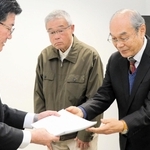 都倉達殊市長に計画を手渡す荒井駅周辺地区まちづくり協議会の渋谷一郎会長（右）ら＝高砂市役所