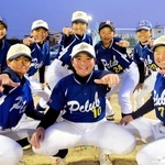 ソフトボールＵ１５日本代表に選出された寺園美空さん（前列中央）。「明石Ｐクラブ」のチームメートも激励した＝加古川市平岡町新在家
