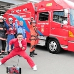 ヒゲパパさん（手前）と動画撮影する加古川市消防本部の隊員ら（同本部提供）