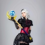 コスプレーヤーとしても活躍する桃井鈴さん。生徒向けの講話にこの衣装で登場したこともある