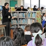 米田小の「図書室にもっと本をプロジェクト」の目標達成を記念した内覧会。地域の人が読み聞かせの様子を見学した＝高砂市米田町米田