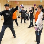 子どもや若者の居場所になればと結成した踊っこチーム。５月の「踊っこまつり」に向けて練習に励む＝高砂市曽根町