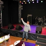 ライブと飲食が楽しめる「ライブキッチン　グラッツ」と谷口蘭太郎店長＝加古川市加古川町河原