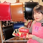 卒業などで不要になったランドセルのリメークの受注を始めた「さくらや加古川店」の喜多サユリさん＝加古川市西神吉町宮前