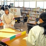 開放されている図書室で卓球、カードゲーム、読書と生徒たちが自由に楽しめる＝稲美北中学校