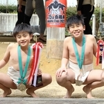 ３位入賞した兄の矢根百さんと優勝した矢根皐喜ちゃん（左）＝高砂市松陽１