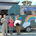 ４月１日に十輪寺で開催する「地域ニコニコ食堂」をＰＲする「ニコニコおむすび結」の井口結子さん（右から２人目）ら＝高砂市高砂町横町