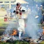 護摩をたいた後の木を並べてはだしでわたる「火渡りの儀」。この後、一般参拝者が続いた＝鶴林寺