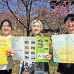 志方西の魅力を発信するマップを作った学生ら＝長楽寺