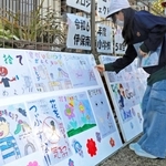 伊保南小５年生が作ったポイ捨て防止や花を大切にと呼びかけるポスター＝高砂市梅井１