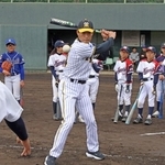 トスバッティングで実演する桧山進次郎さん＝加古川市加古川町大野