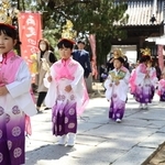稚児装束に身を包んだ子どもが地域を練り歩いた＝高砂市高砂町東宮町