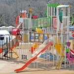 テーマは昆虫。すべり台などが楽しめる子ども向けの大型複合遊具＝権現総合公園