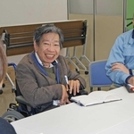 総合相談窓口の大江真輔さん（右）と河原正明さん（中央）。相談は１時間ほどじっくりと耳を傾けることもある＝播磨町宮北１