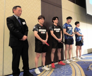 日の出医療福祉グループが立ち上げた卓球の実業団チーム。高島規郎監督（左）が率いる＝神戸市中央区、神戸メリケンパークオリエンタルホテル