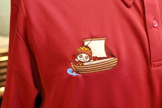 胸元に施された「ぼっくりん」の刺しゅう。テーマは「荒波を越えるぼっくりん」＝高砂市高砂町今津町
