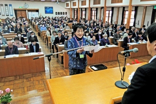 入学３万人を突破した「いなみ野学園」。２０２５年度入学式で新入生を代表して「喜びの言葉」を述べる池沢弘子さん＝加古川市平岡町新在家
