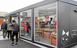 装い新たに開店したニシカワパンのストレートショップ＝加古川市野口町長砂