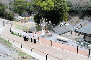 鹿嶋神社の祈祷殿から本殿に続く新設の「なだらか参道　みどりの小径」＝高砂市阿弥陀町地徳