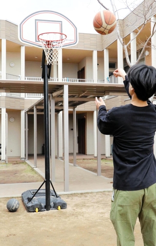 高砂ライオンズクラブが認証６５周年を記念して児童養護施設に贈ったバスケットゴール＝高砂市阿弥陀町