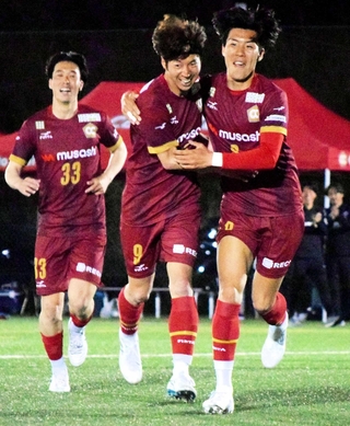 追加点を決め、チームメートと喜ぶ福島裕済選手（中央）＝日岡山公園